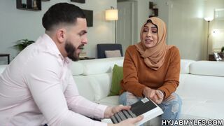 Social media expert helps Arab woman