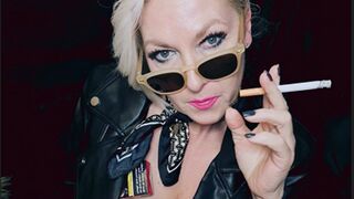 Clips 4 Sale - Smoker Mummy looks so hot and sexy in her leather jacket on bare skin*sun glasses*pink lip stick*cork*creamy white smoke*MILF*