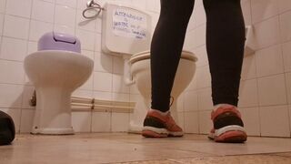 Farts and pee in the broken toilet 4K