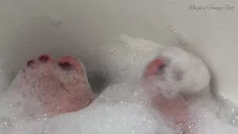 Clips 4 Sale - Feet Play In Bubble Bath