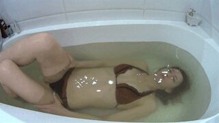 Clips 4 Sale - HOLD BREATH IN HOT BATHTUB AND SEXY BUBLES UNDERWATER 12 BT