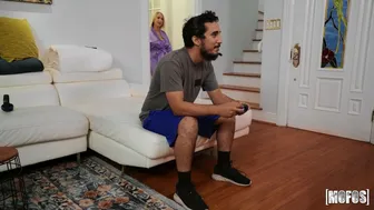 Pervs on Patrol - Kevin's Mom Has Got It Going On