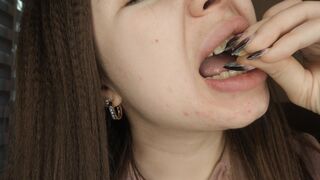 Clips 4 Sale - A demonstration of the abilities of a powerful mouth