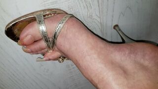 Clips 4 Sale - Hanging Toes Tease In Golden
