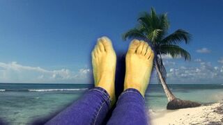 Clips 4 Sale - Relax by watching Miss Minnie's bare feet and listening to the sound of ocean waves