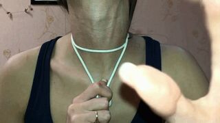Clips 4 Sale - Slim neck in action