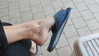 Clips 4 Sale - Dropping, dangling and shoeplay with worn out slippers (avi)