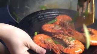 Get wet in the rain for this plate of prawns—Vietnamese outdoor food|||Wet in the rai