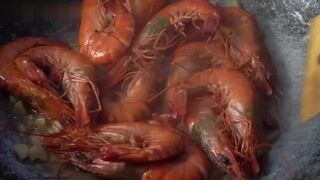 Get wet in the rain for this plate of prawns—Vietnamese outdoor food|||Wet in the rai