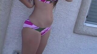 Stripping teen hottie takes off her bikini