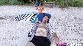 Serena and Johnny fucked in a public beach