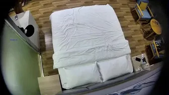 饥渴难耐的学生情侣迫不及待扑倒狂肏和洗澡后按住狂舔Porn Videos (1 ...