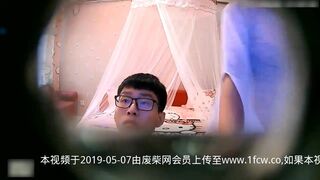 宾馆偷拍娇小漂亮的短裤小美女被貌似1米9以上的男友爆插,射完又干,个子太高美女翘着屁股男的还没发操