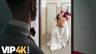 VIP 4K - Being locked in the bathroom, sexy bride doesnt lose time and seduces random guy