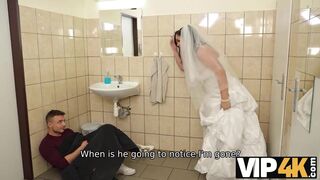 Being locked in the bathroom, sexy bride doesnt lose time and seduces random guy