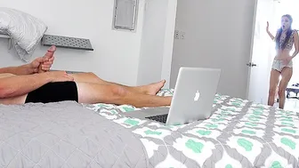 Spy Fam - Step Sister Gives Honest Opinion On Dick Size