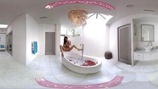 [360°VR] Hot Brazilian Chick Rubbing her WET PUSSY in The Tub