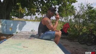 Ksal Hot calls his friend Robinho to fuck in an abandoned square in broad daylight. The hang gliding group records our fuck