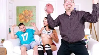Family Strokes - Stepsis Flashes Her Tits And Seduces Step-Bro