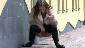 Got 2 Pee - Babe In Boots Pees In Suburbs