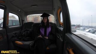 Universitätsabsolventin Melany Mendes zieht ihre Roben aus