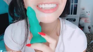Collegial Safadinha Showing off on the Webcam CUMBLING and playing with your Bad Dragon enjoying yummy inside her little mouth