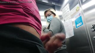 I take my cock out discreetly in the elevator of the hotel, this young bourgeois has seen everything she is shocked to get in this elevator