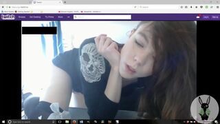 Nerdy Hot Gamer Girl Cums LIVE ON TWITCH
