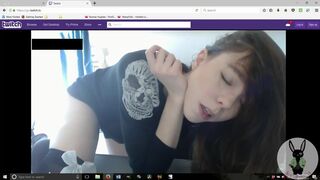 Nerdy Hot Gamer Girl Cums LIVE ON TWITCH
