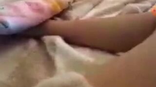 Novinha on Siririca shows her pussy on periscope