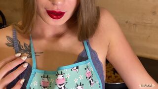 Creampie in the pussy for a naked housewife in an apron