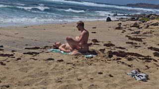 Fille qui bronze seins nus se fait baiser à la plage sur le sable, Naemyia