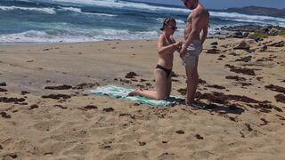 Fille qui bronze seins nus se fait baiser à la plage sur le sable, Naemyia