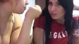 2 SEXY GIRLS BEING LESBIANS PERISCOPE